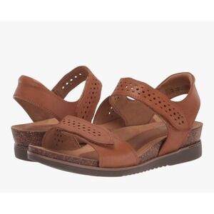 Women's Cobb Hill May‎ Wave Strap Tan Sandal Size 9 Extra Wide Comfort